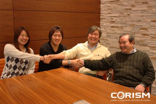 消化不良のまま・・・熱く握手を交わす対談メンバーの4人