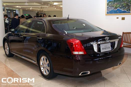 新型 クラウン マジェスタ　リアビュー