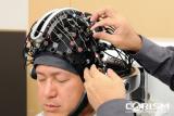 センサーとなる帽子をかぶって30本ほどの端子を接続するだけで外科手術で電極を埋め込む必要がない
