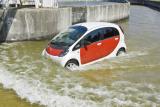 三菱 i-MiEV(アイ・ミーブ) 冠水路走行試験の模様
