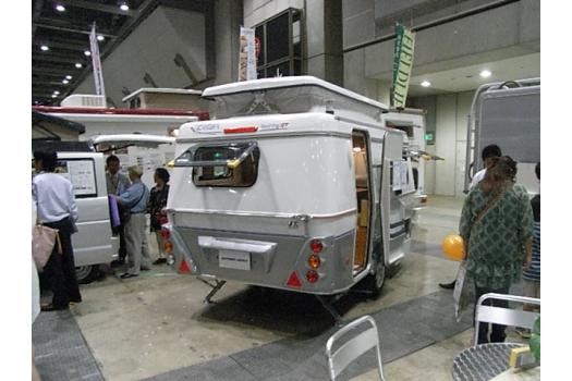理想的にはこれ。ホントに欲しくなってしまいました。ヨーロッパ製のキャンピングトレーラー。重量が750キロを切っていますので、普通車免許で運転可能です。