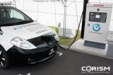 日産自動車の新型 電気自動車(EV)　急速充電器による充電シーン
