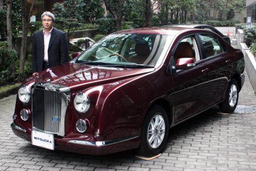 光岡自動車「我流 Classic(ガリュー クラシック) 」と並ぶ光岡自動車 河村 賢正 副社長(記者発表会場にて)