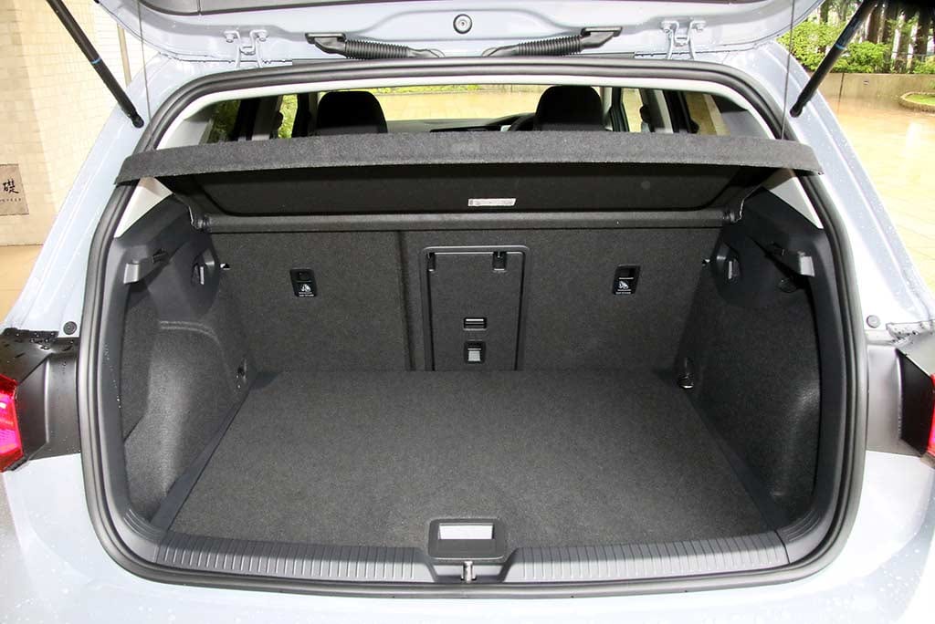 マツダ3ファストパックの後席