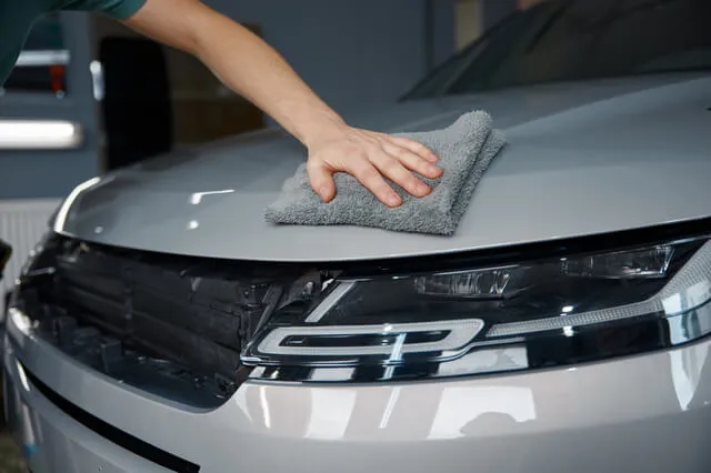 車の脱脂とは?パーツクリーナーとシリコンオフの違い、代用品について整備士が解説