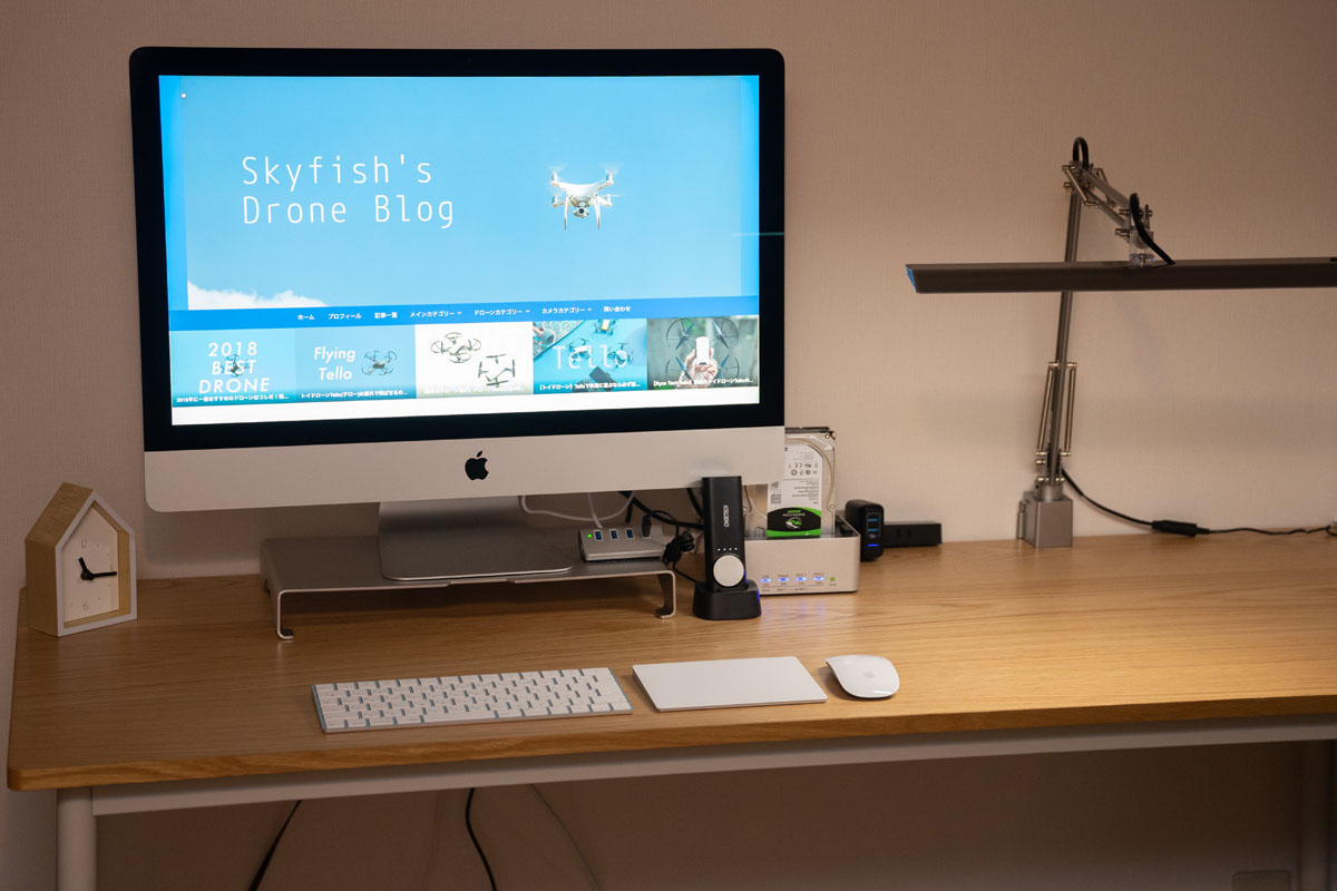 【パソコンラック】27インチのiMacのデスクにモニター台を置いてみた - スカイフィッシュのドローンブログ | カメラ・ガジェット・ドローン