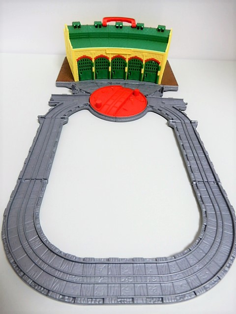 fisher price 転車台付きティドマス機関庫キャリーバッグ - 小さな世界