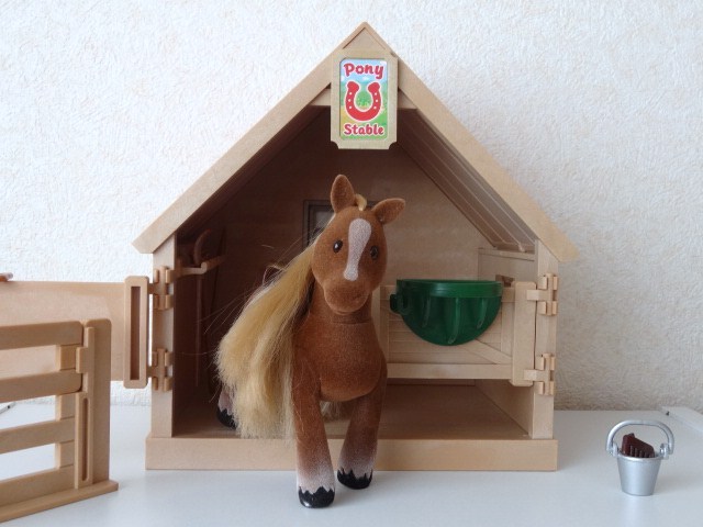 US ポニーと馬小屋 - 小さな世界