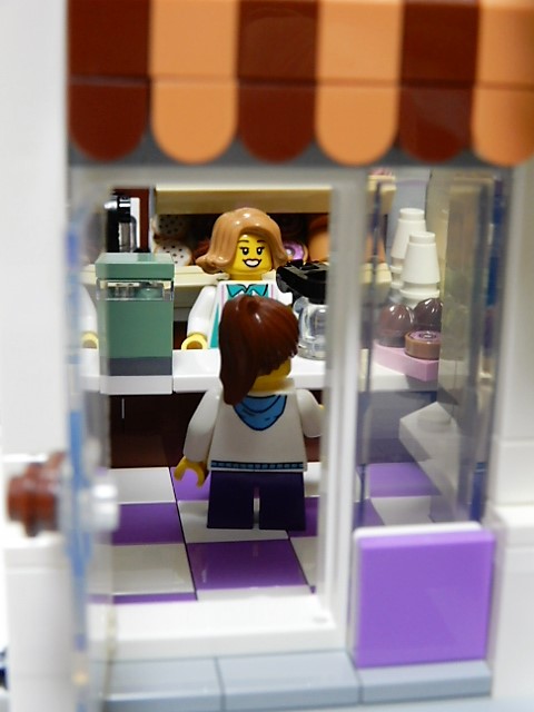 LEGO 10278 売店に売り子さんとお客さん - 小さな世界