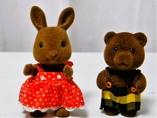 ブラウンウサギの女の子とブラウンクマの男の子 - 小さな世界