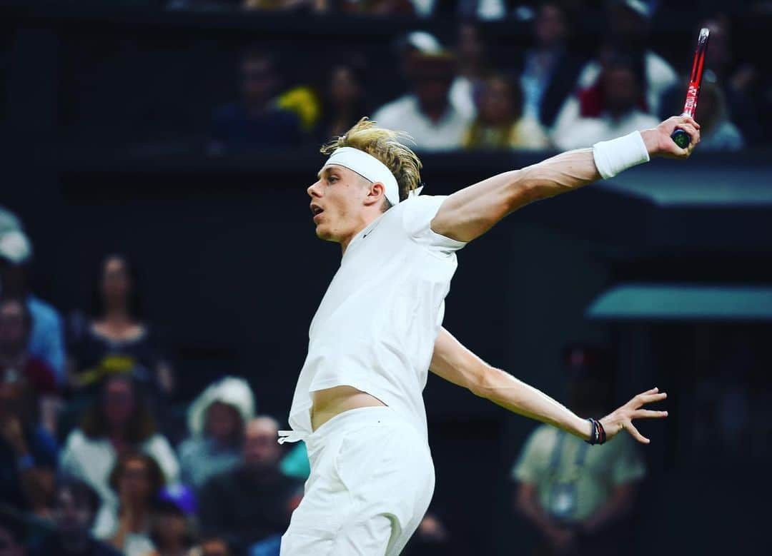 デニス シャポバロフ選手　サイン シャポバロフが全豪初の4回戦進出、211cmオペルカとの攻撃テニス