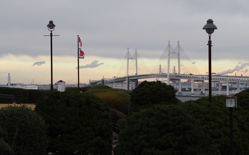 1月の港の見える丘公園から見える横浜ベイブリッジの景色