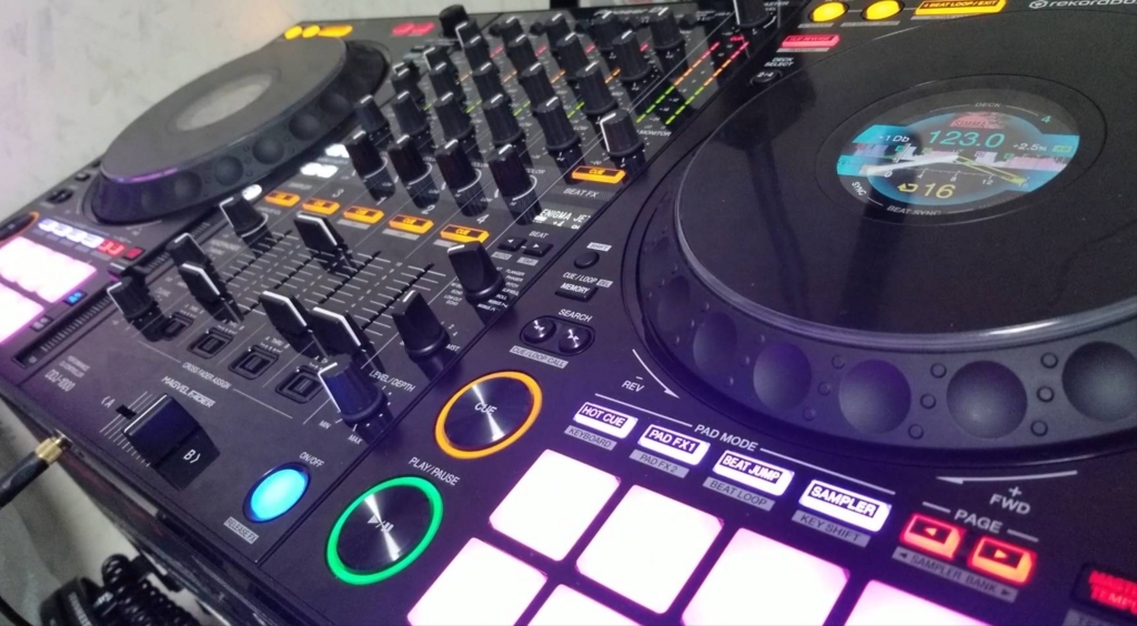 レビュー Pioneer Dj Ddj 1000 超本格仕様でこの価格 圧倒的な性能に感服 ですとぴあ の研究所