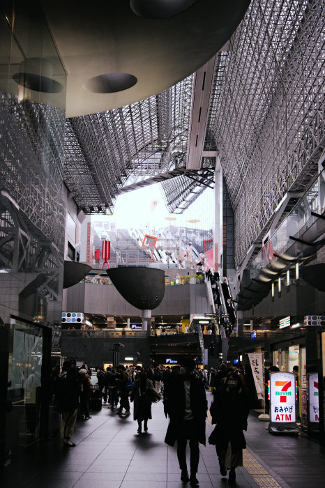 雨の日の京都駅 2024年 早春 - 京都をゆく。