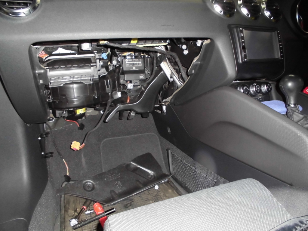 h30 6 18 アウディttクーペ エアコン風が出ない 花岡店メカニック ウッドベル 整備 修理 作業 スタッフブログ h30 6 18 アウディttクーペ エアコン風が出ない 花岡店メカニック ウッドベル 整備 修理 作業 スタッフブログ