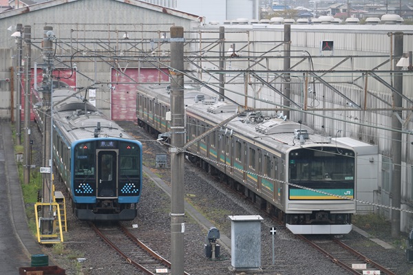 E233系中央線グリーン車が国府津疎開！鶴見線205系と並んでるよ～ - て