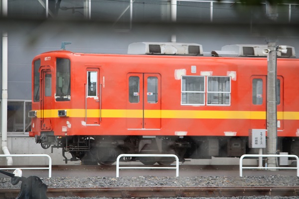 一体何をしているのか…？塗装補修中の8000系 8577Fを見てきました - て