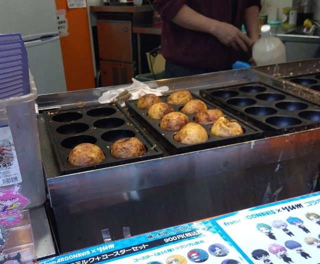 直径8cmで中身は10個の具材が入った「ばくだん焼き」は池袋本店近くの