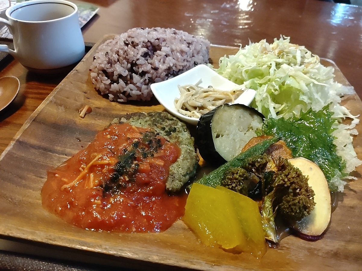 蕪水亭OHAKOの薬膳ランチ　ワンプレートにサラダや雑穀ごはん、ハンバーグなど。