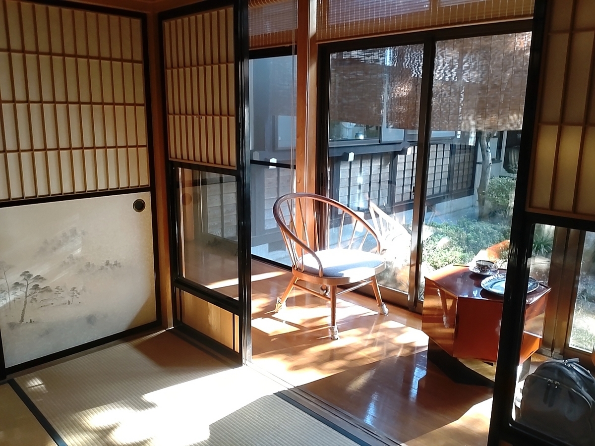 日根野美術館カフェ　ご自宅の縁側で美術品と庭を眺めながらケーキとお茶をいただける