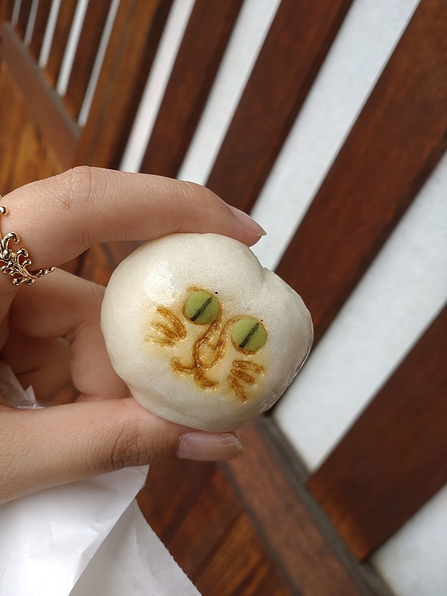 稲豊園のねこ饅頭　猫の顔を模したお饅頭