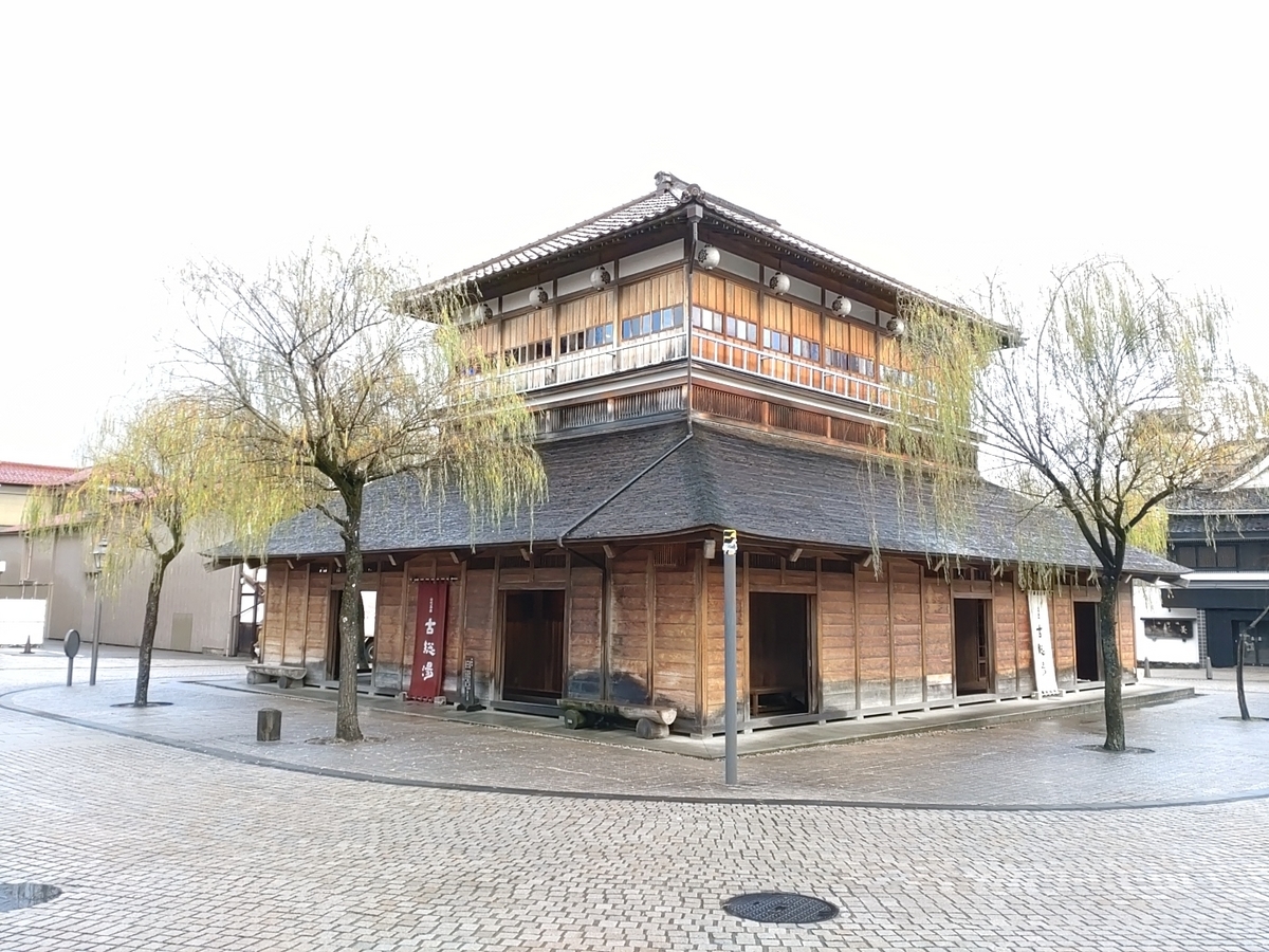 雨の上がった朝に撮影した古総湯
