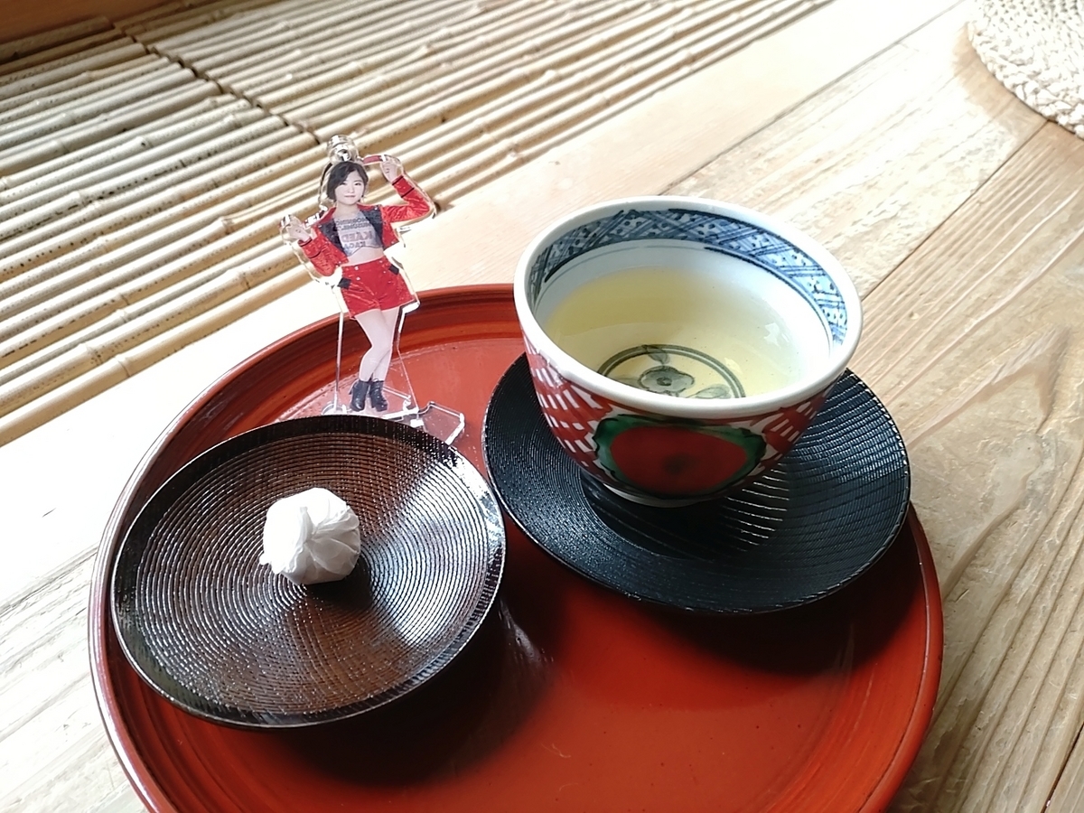 出していただいた日本茶と干菓子の地の香のセット。お盆に乗っている。