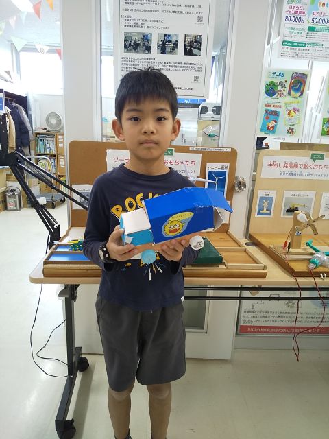 牛乳パックで「ごみ収集車」を作ってきてくれました♪