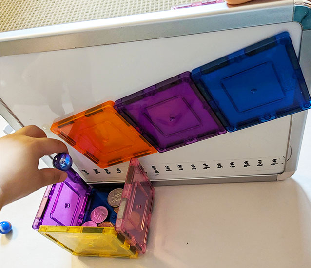 メモボードにタイルを貼り付けてコイン落とし用の坂を作ります。