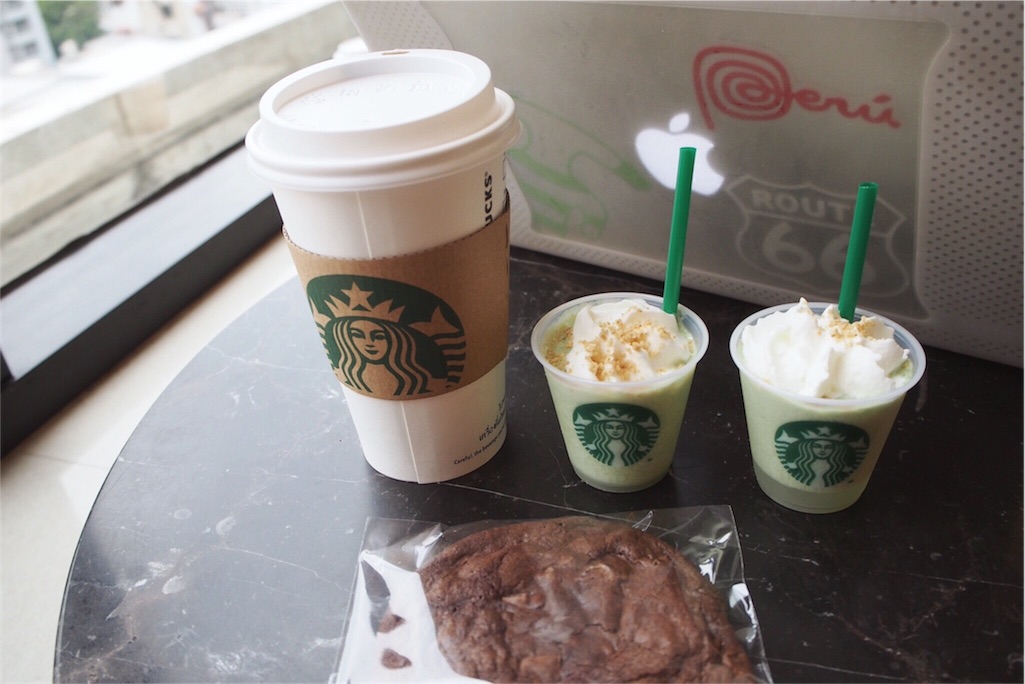 スタバのサービスでどんどん食べ物が増えていく...
