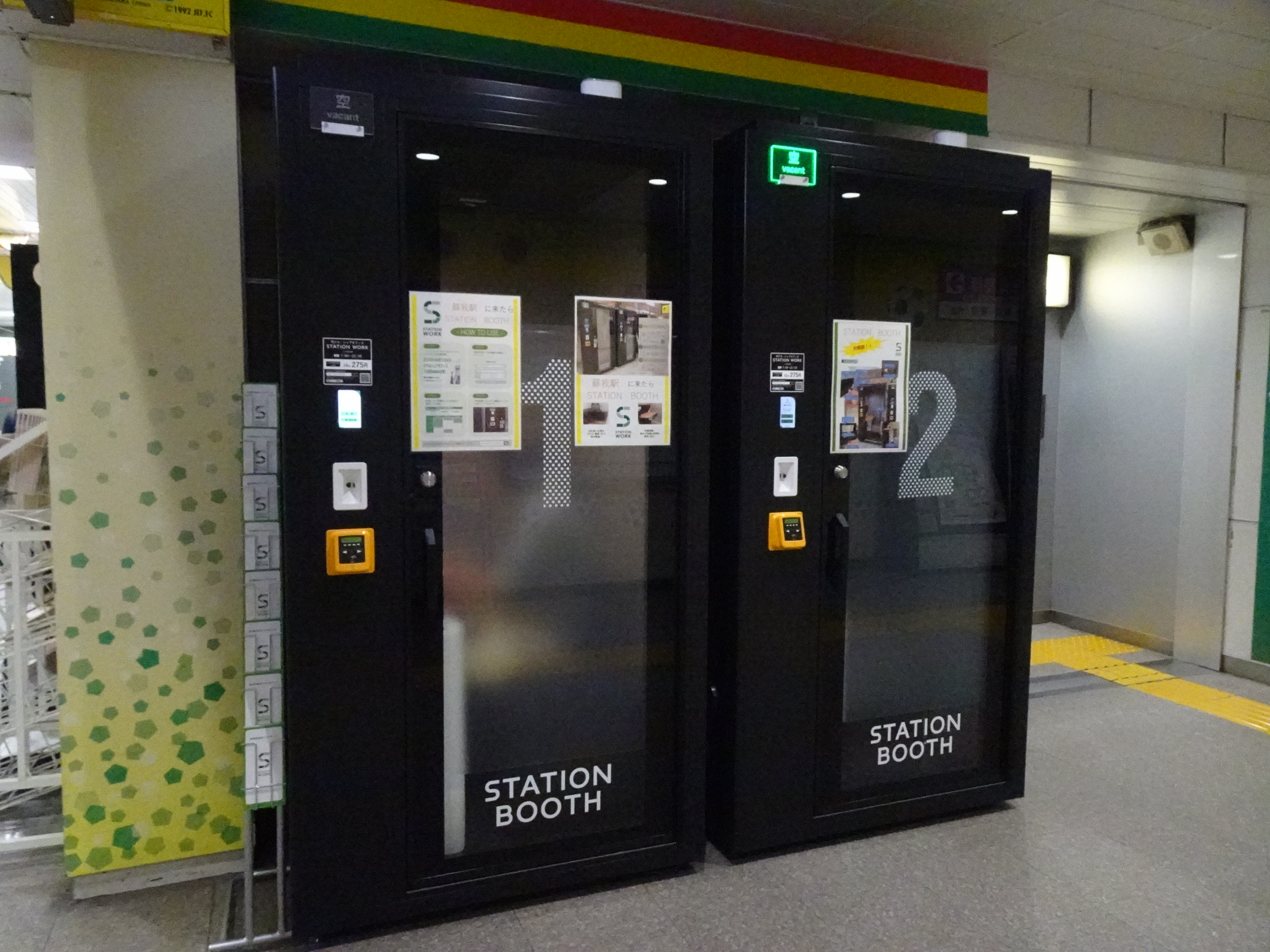 ゴミ箱撤去後に設置されたJR東日本のコワーキングスペースのStation Booth(2021年11月20日撮影)