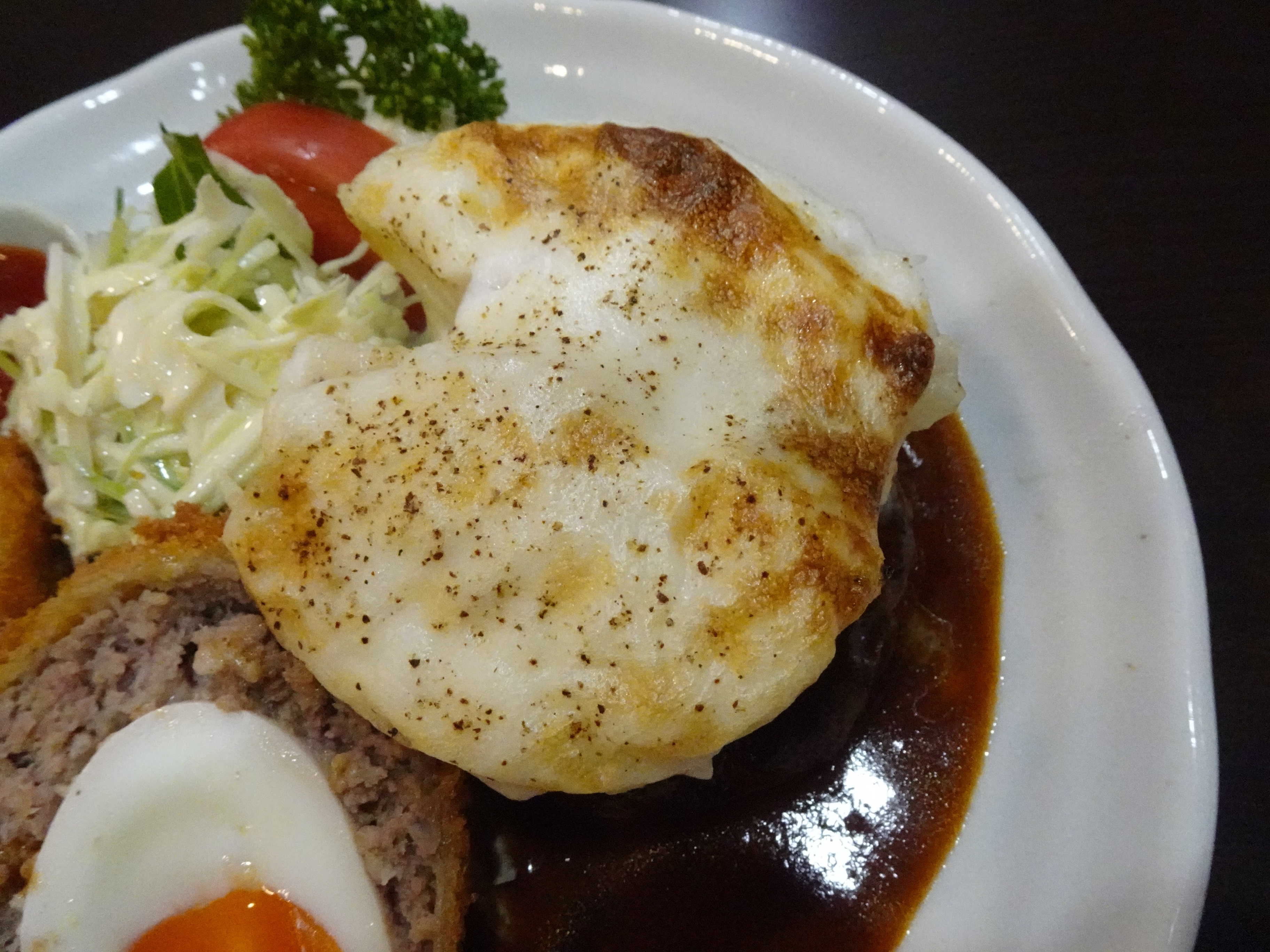 玉ねぎが乗ったハンバーグ