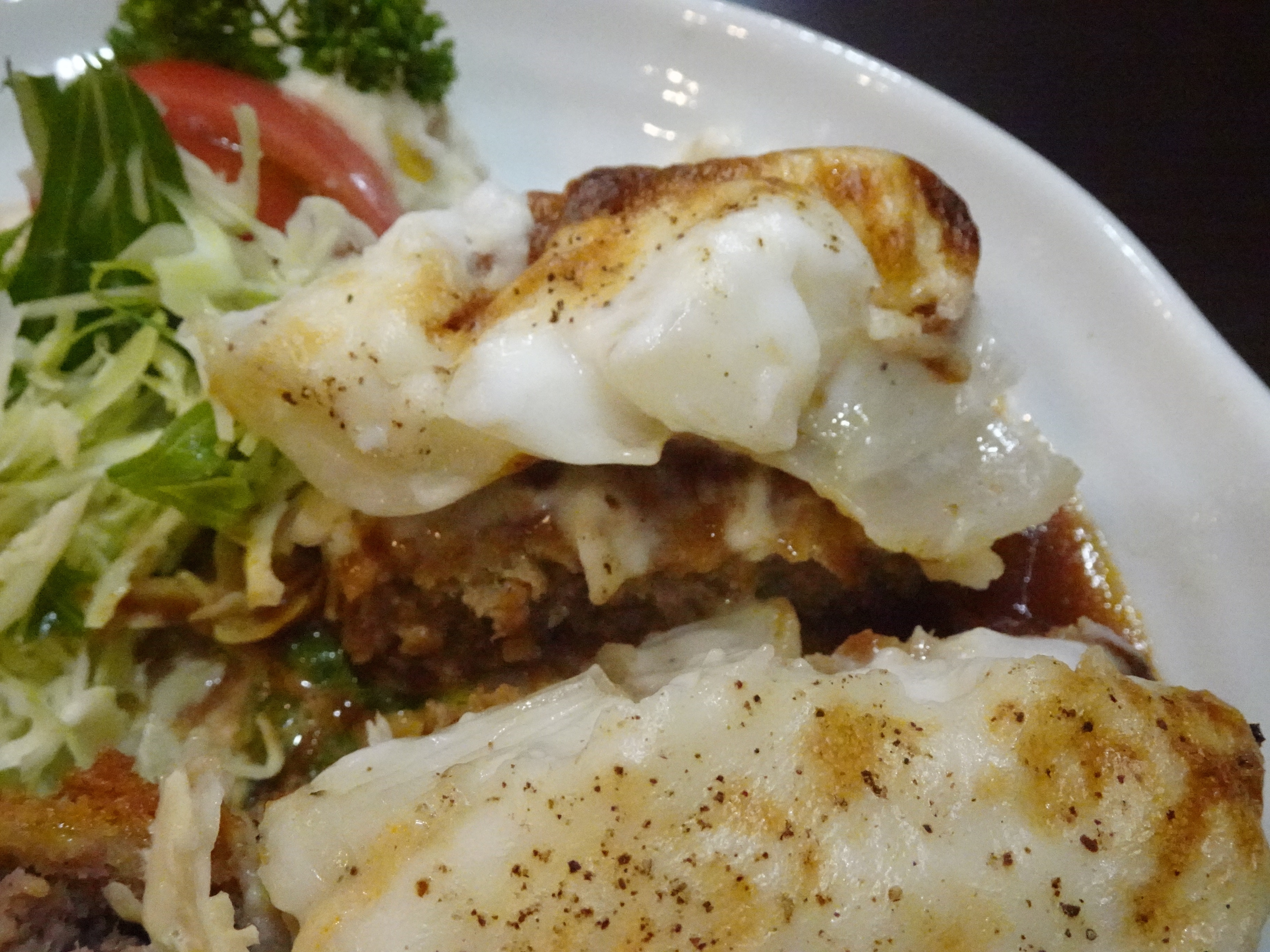 玉ねぎが乗ったハンバーグ