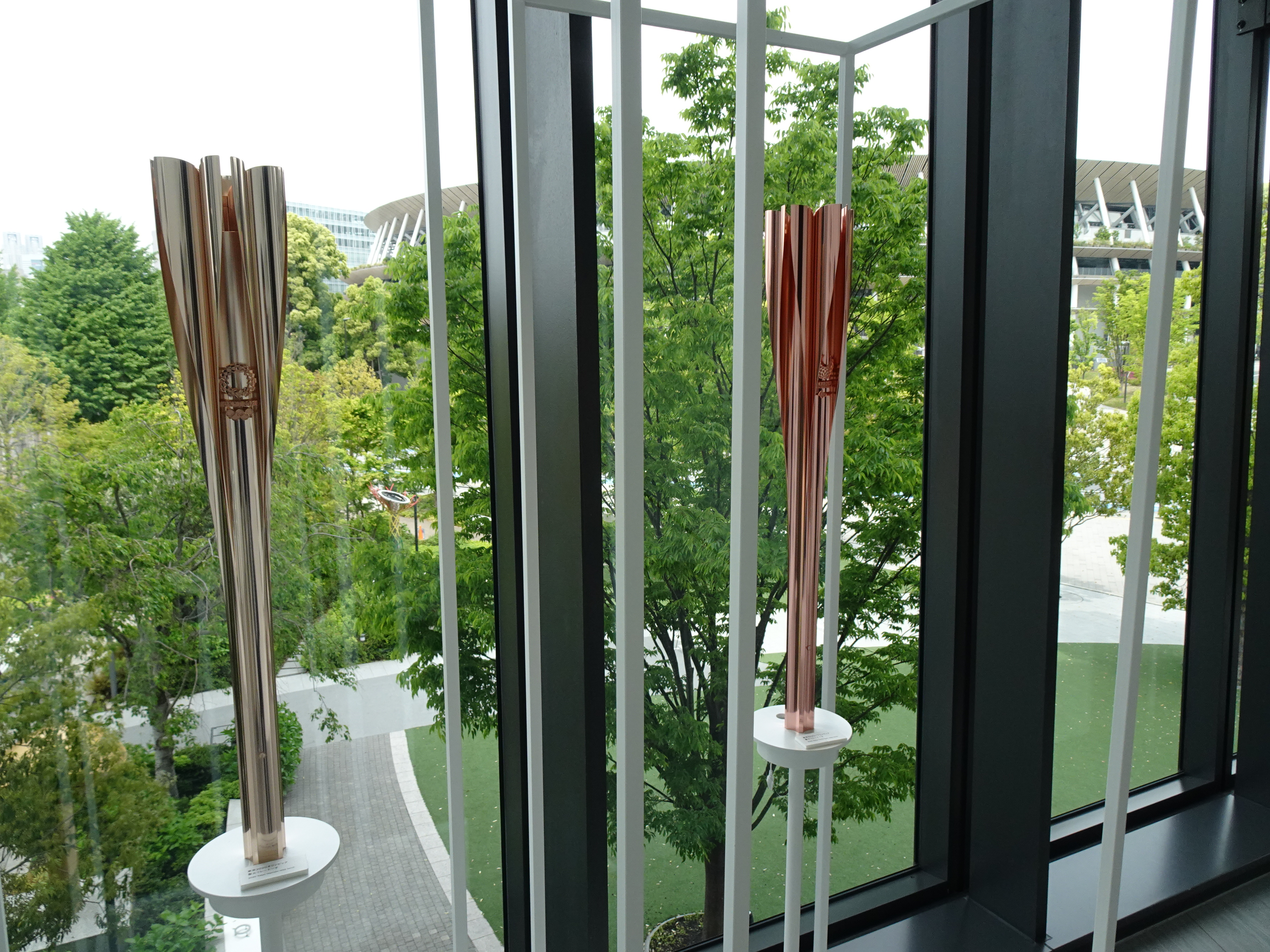 東京2020オリンピック聖火リレートーチ(左)と東京2020パラリンピック聖火リレートーチ(右)