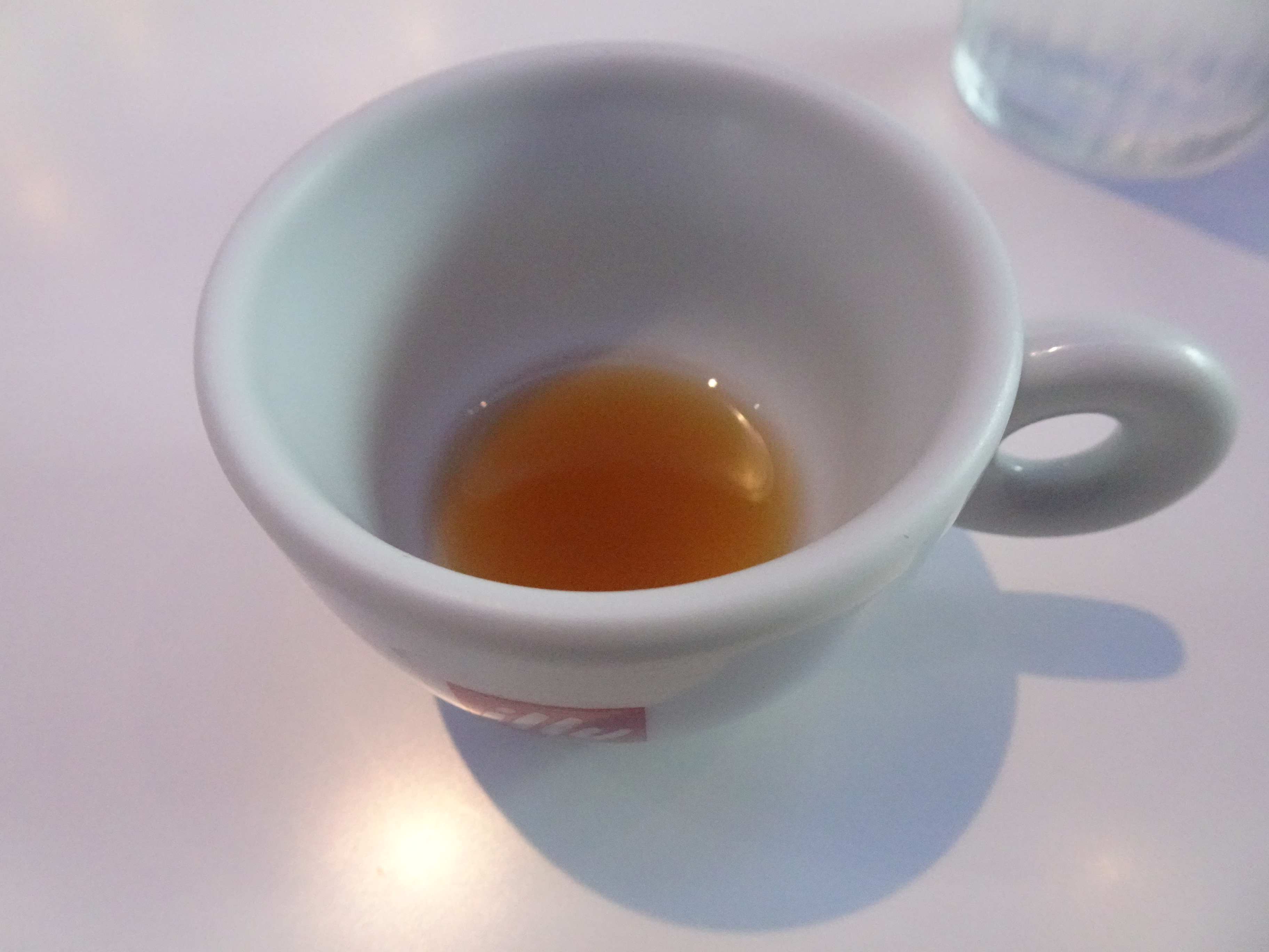 食前に小さなカップで出された、少量の生姜シロップ