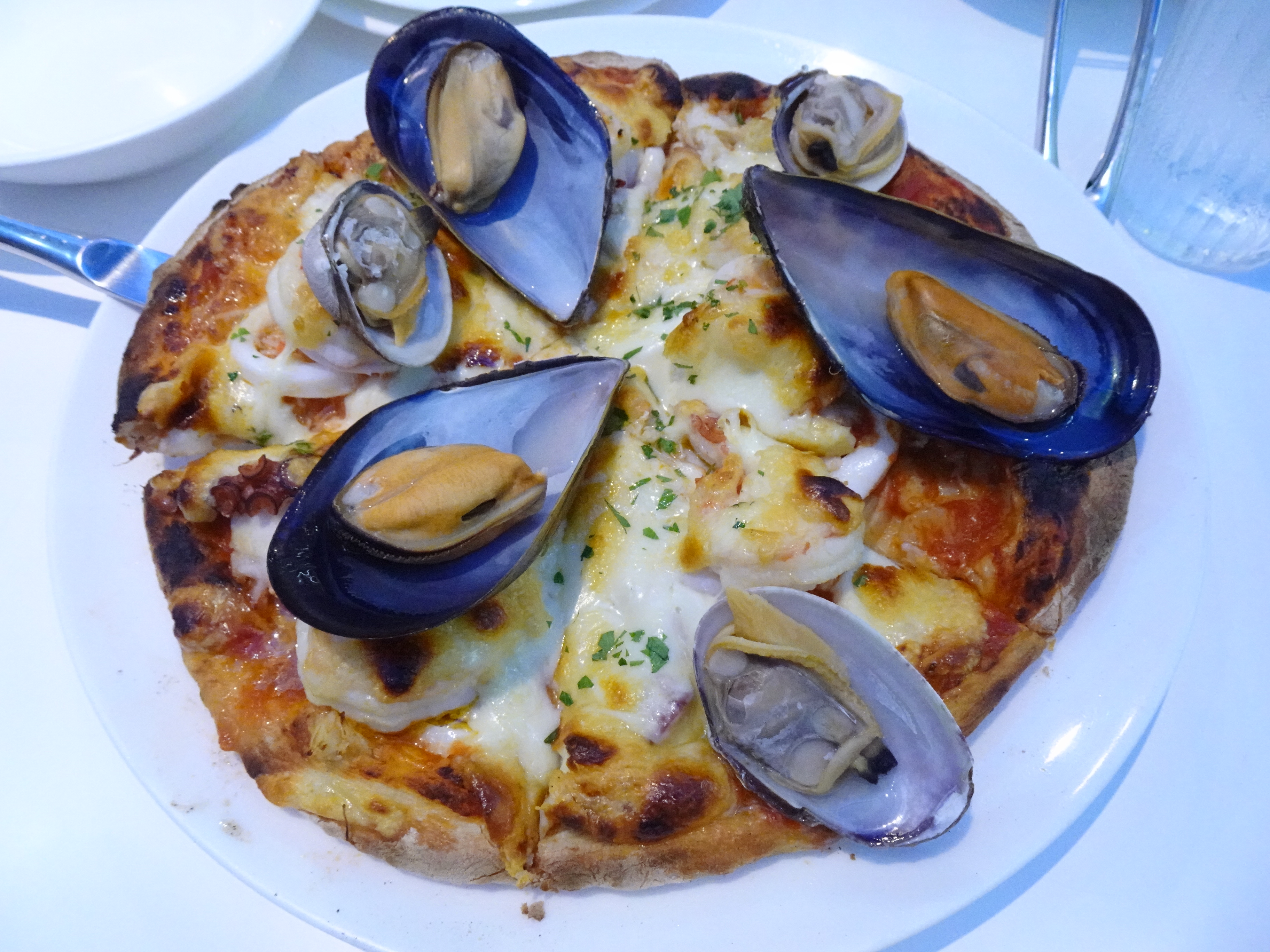 ムール貝、アサリ、イカ、エビ、カニがふんだんに使われた海鮮ピザ