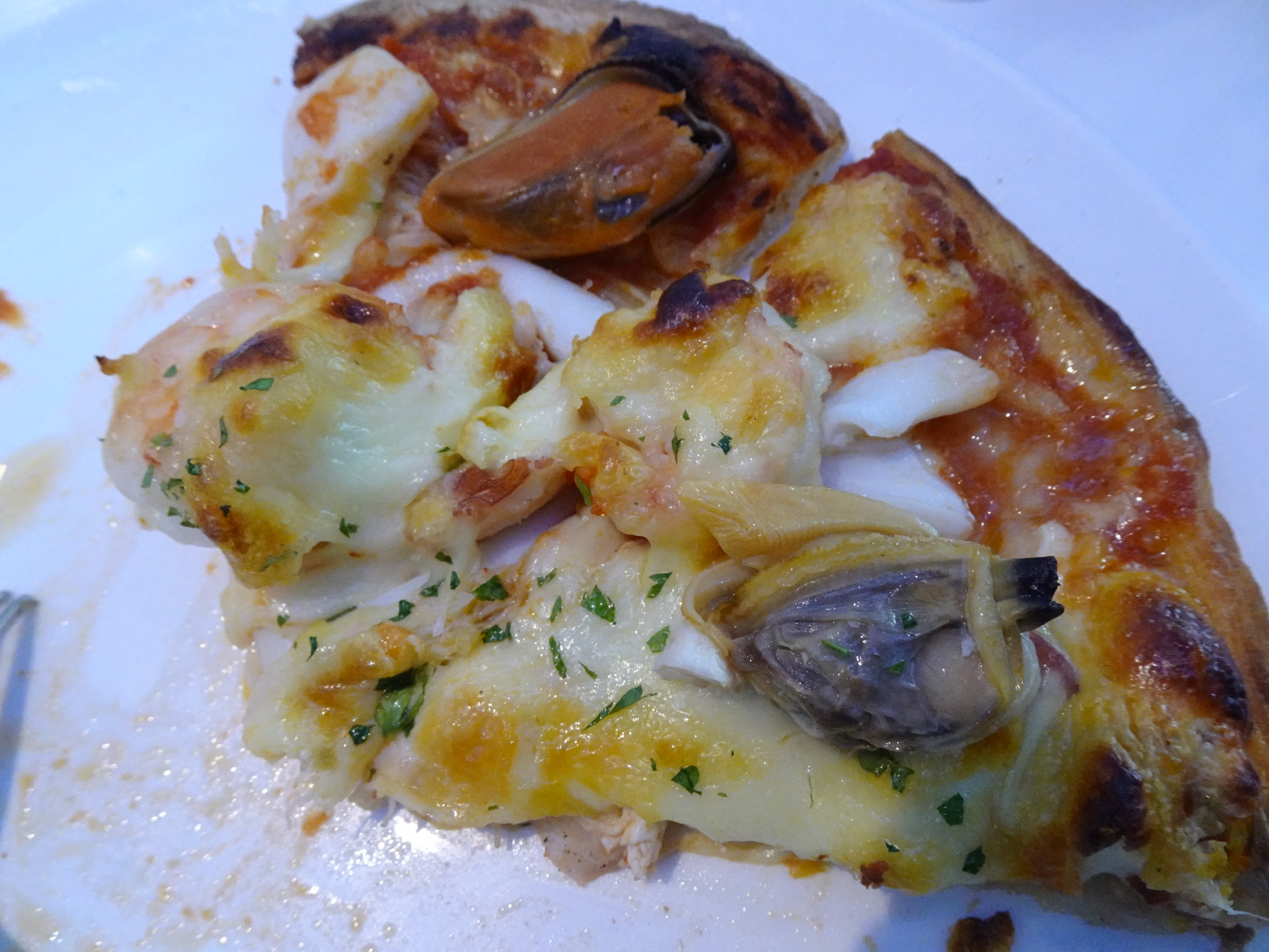 海鮮ピザを食べ進めると