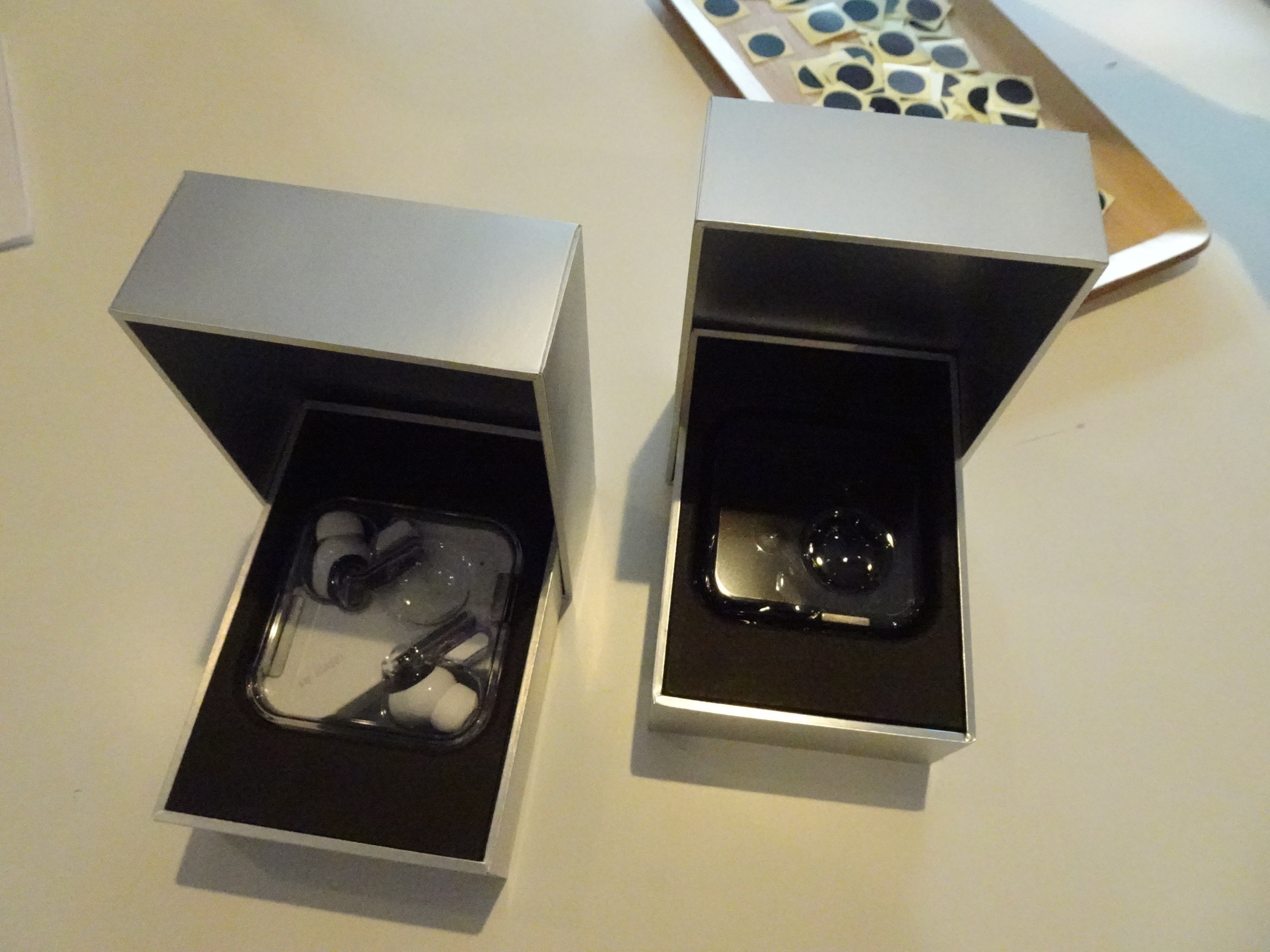 受付の机の上にあったNothingの完全ワイヤレスイヤホンのear (1)と、奥はイベント参加者の証として、胸元かマスクに貼るように受付で渡されたシール。