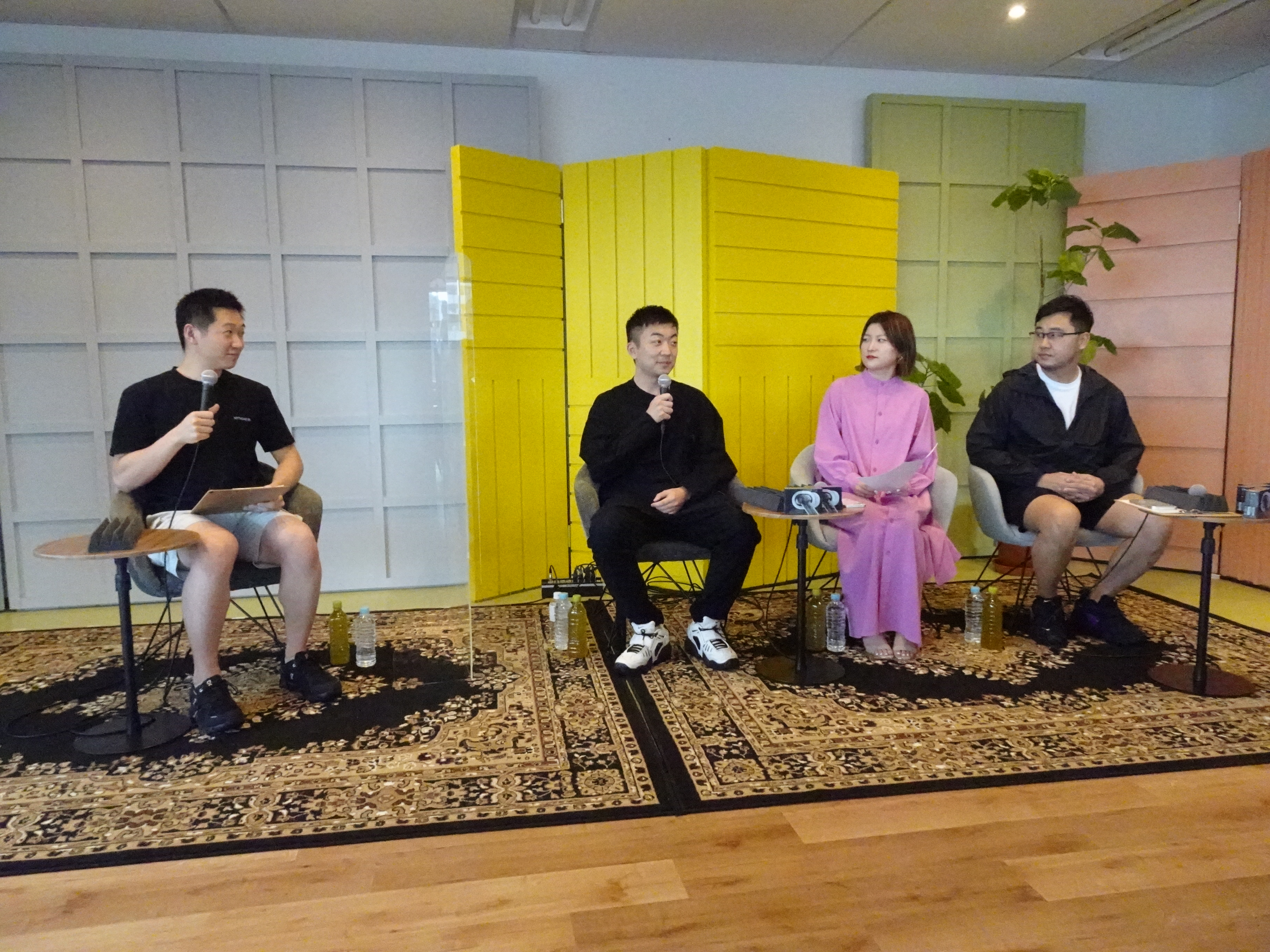 左から、ギズモード・ジャパンの西谷茂リチャードさん、Nothingのカール・ペイCEO、同じくNothingのジェシー・リーさん、スティーブン・ガオさん