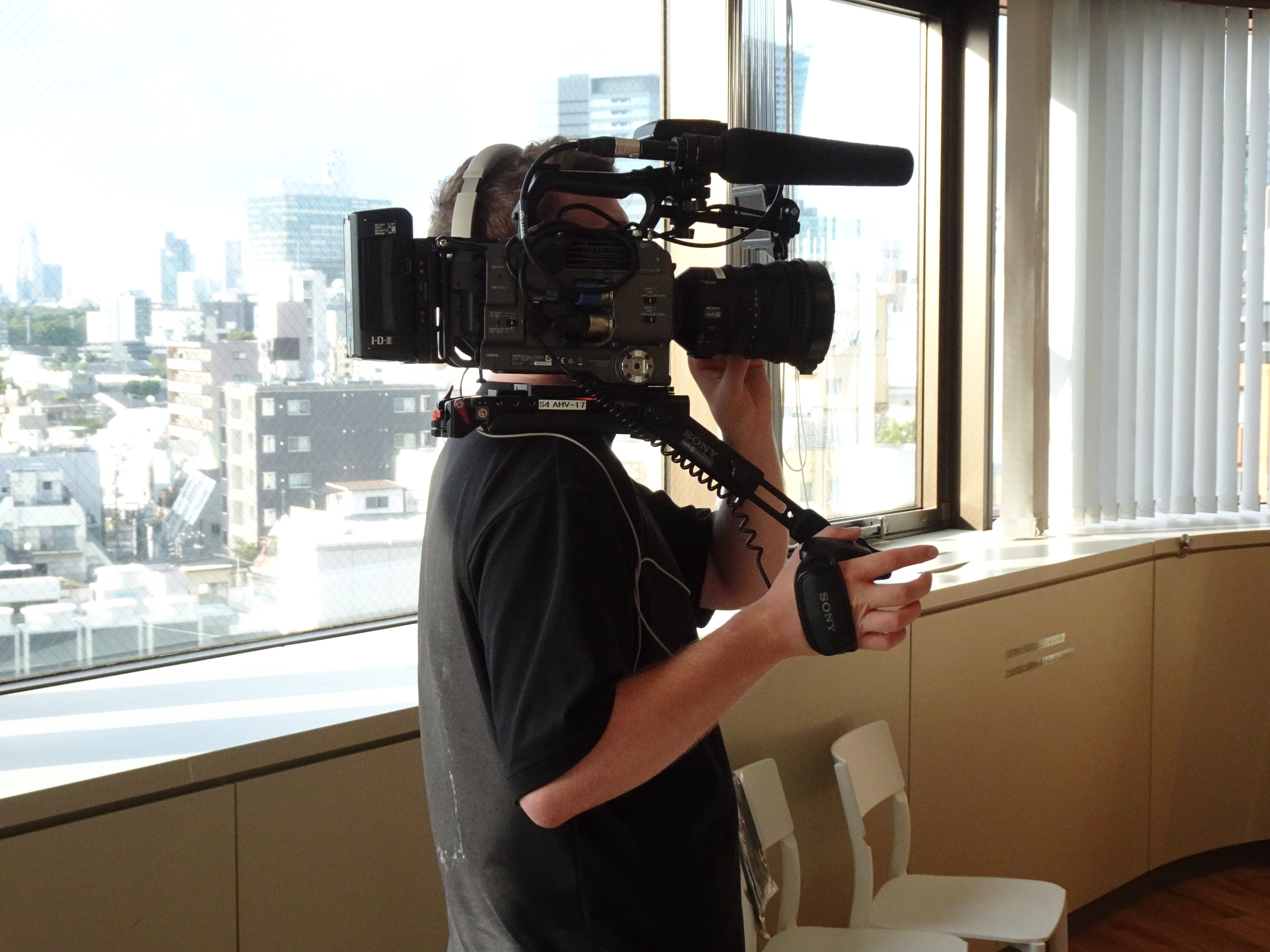 イベント会場で撮影していたNothingの撮影チームのサムさん