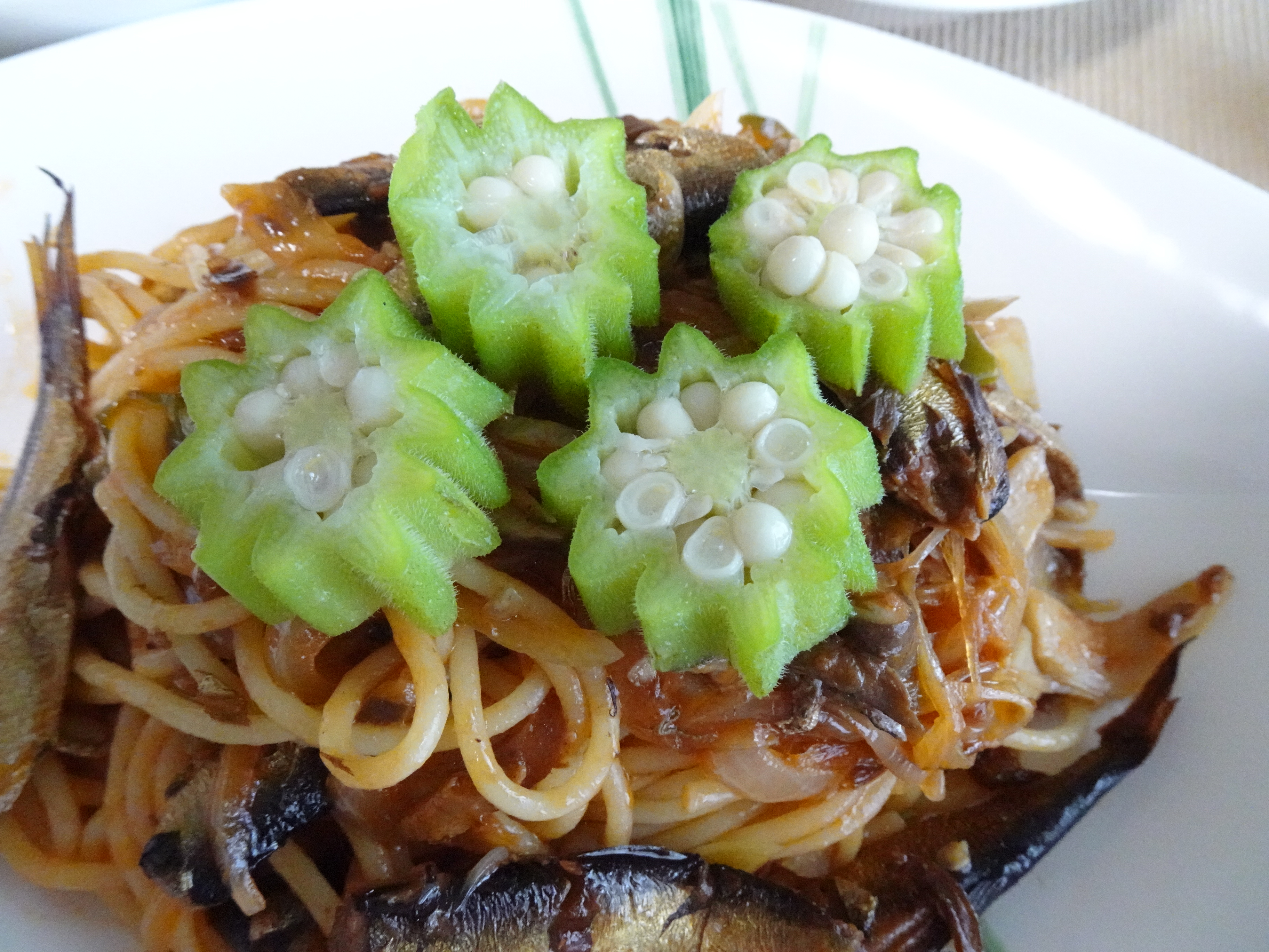 茹でて輪切りにしたオクラキングをパスタに添える事もあった