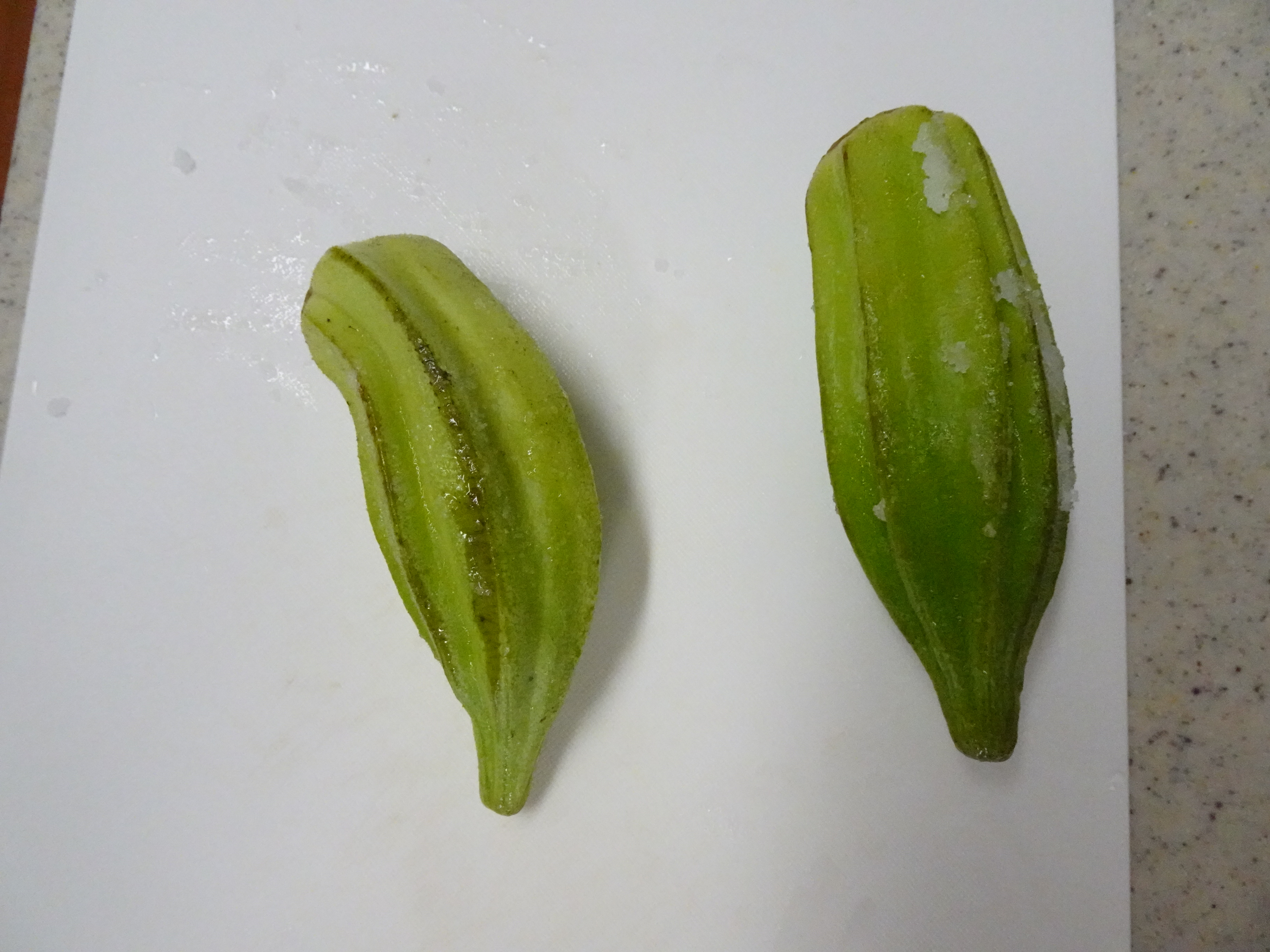 まな板に塩を振って板摺りしたオクラキング