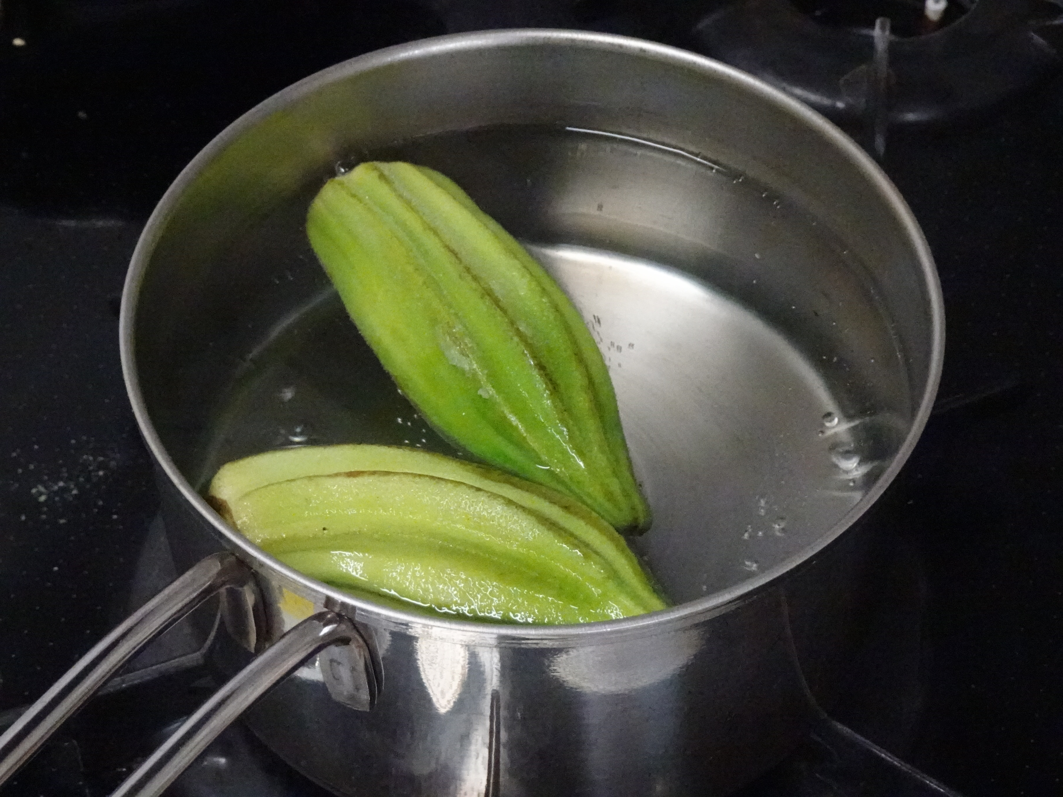 鍋の3分の2の量の水を鍋に入れてオクラキングを入れる