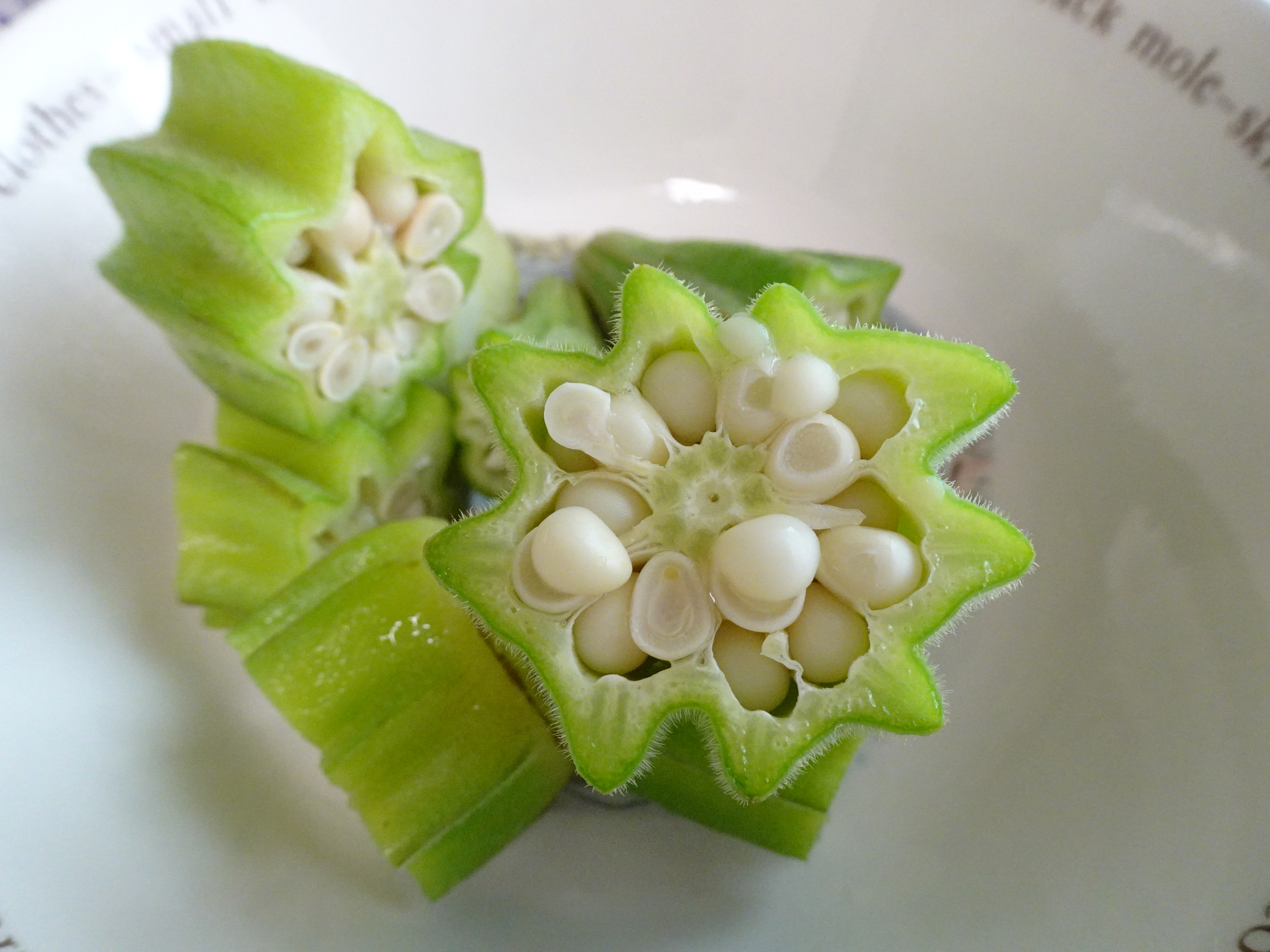 茹でたオクラキングは厚い輪切りにした