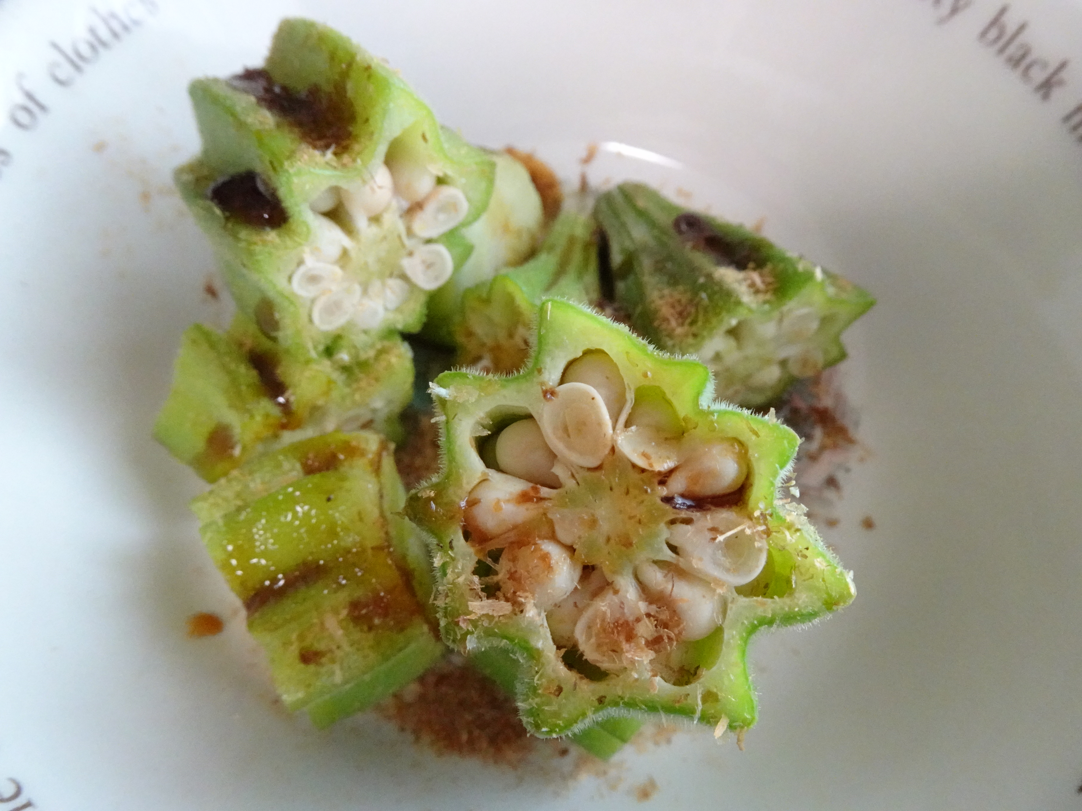 茹でて輪切りにしたオクラキングに醤油と鰹粉をかけた