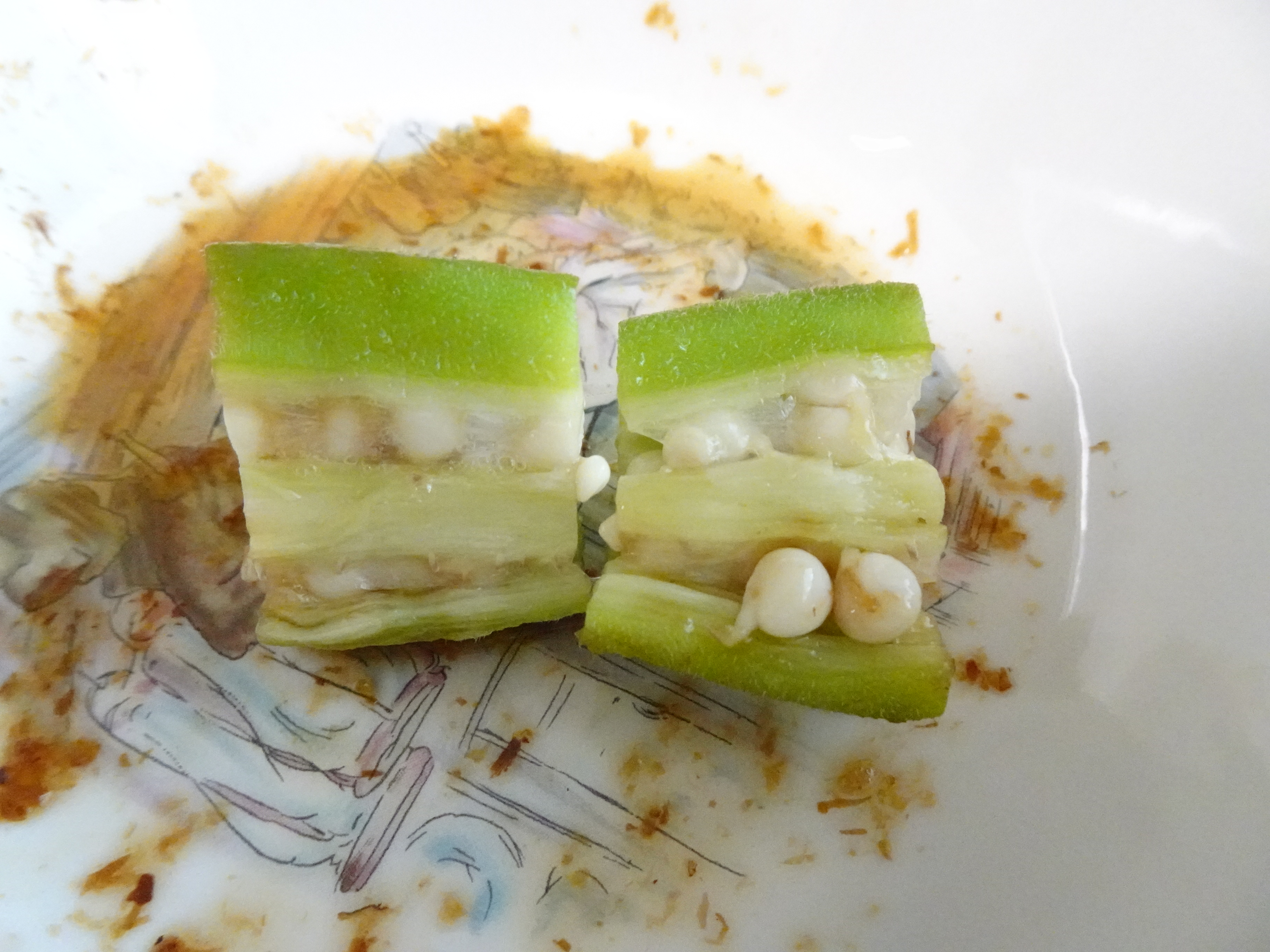 輪切りにしたオクラキングを箸で縦に裂くと種が詰まっているのが見える