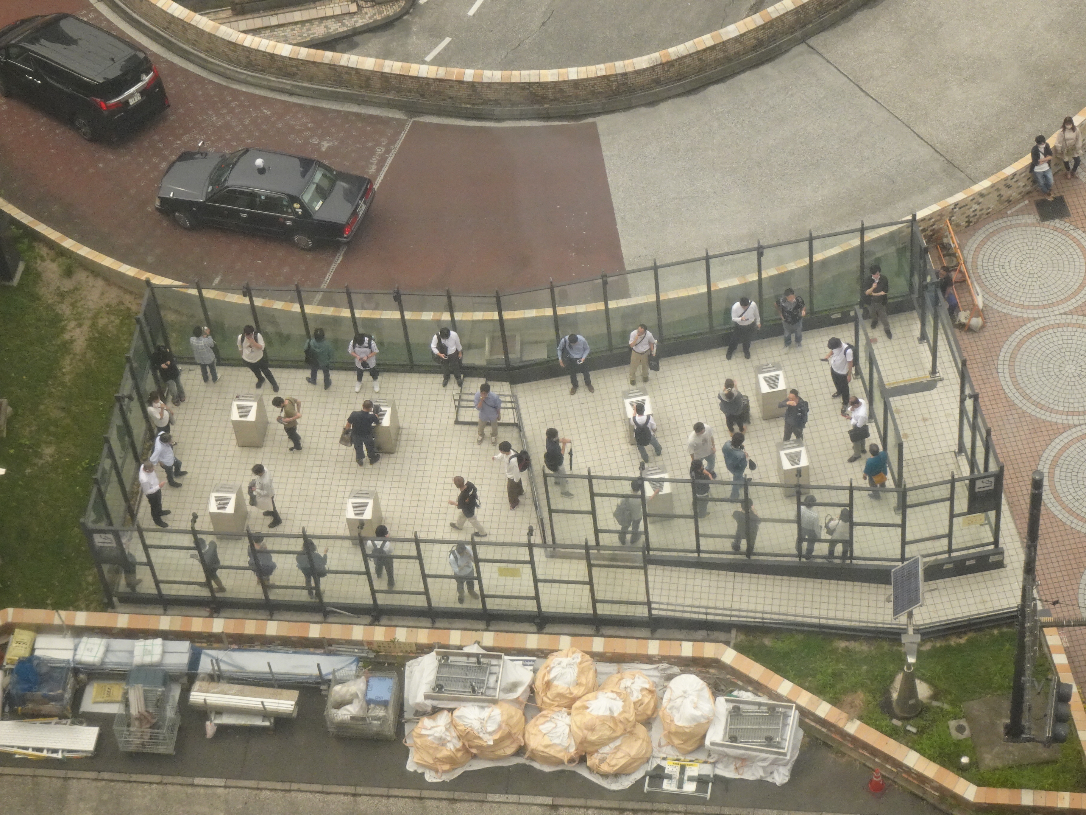 新宿駅西口喫煙所(正式名:新宿駅西口駅前路上喫煙禁止除外場所)