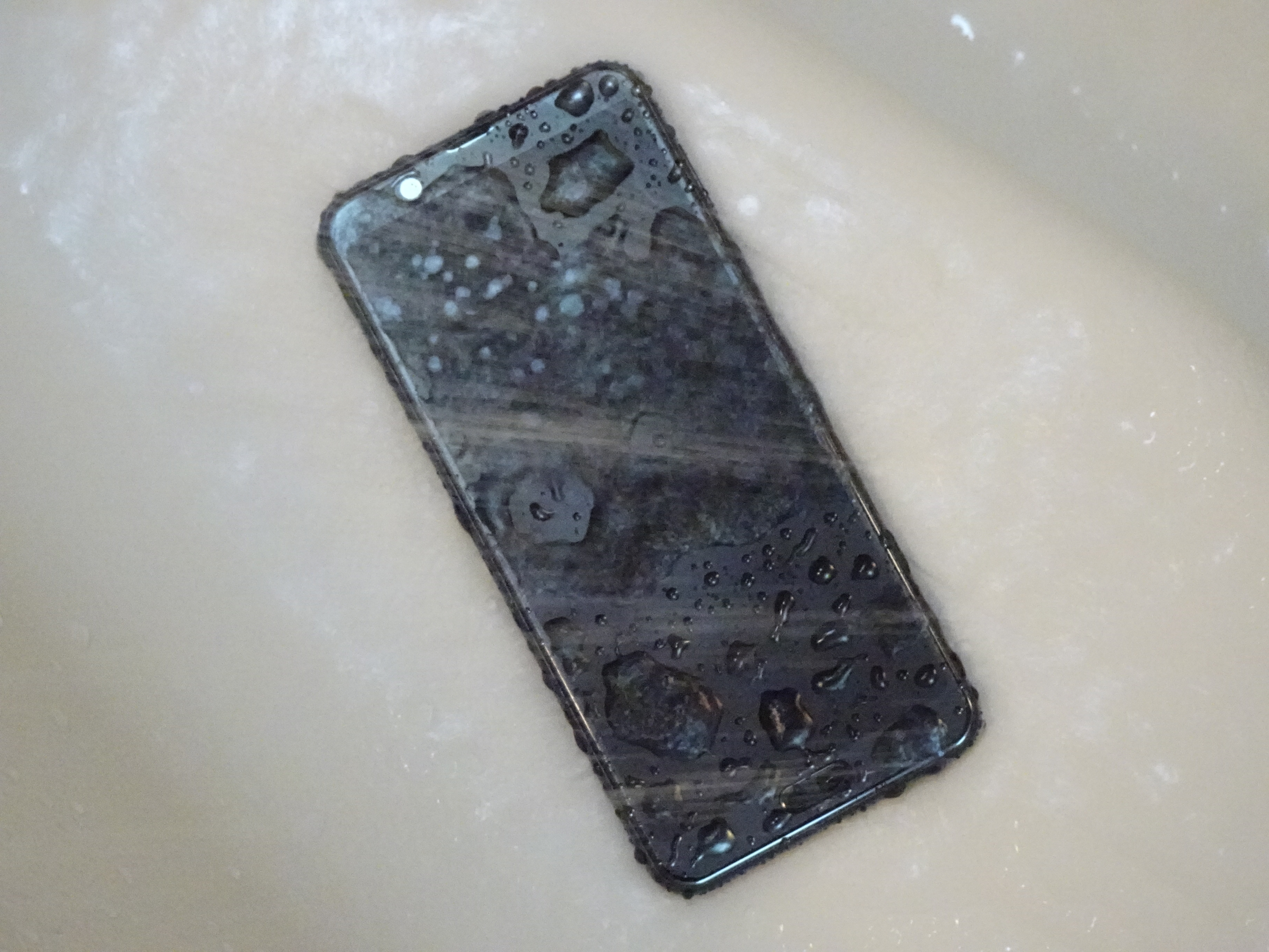 Smartphone with water wet｜RuinDig - CC-BY-4.0