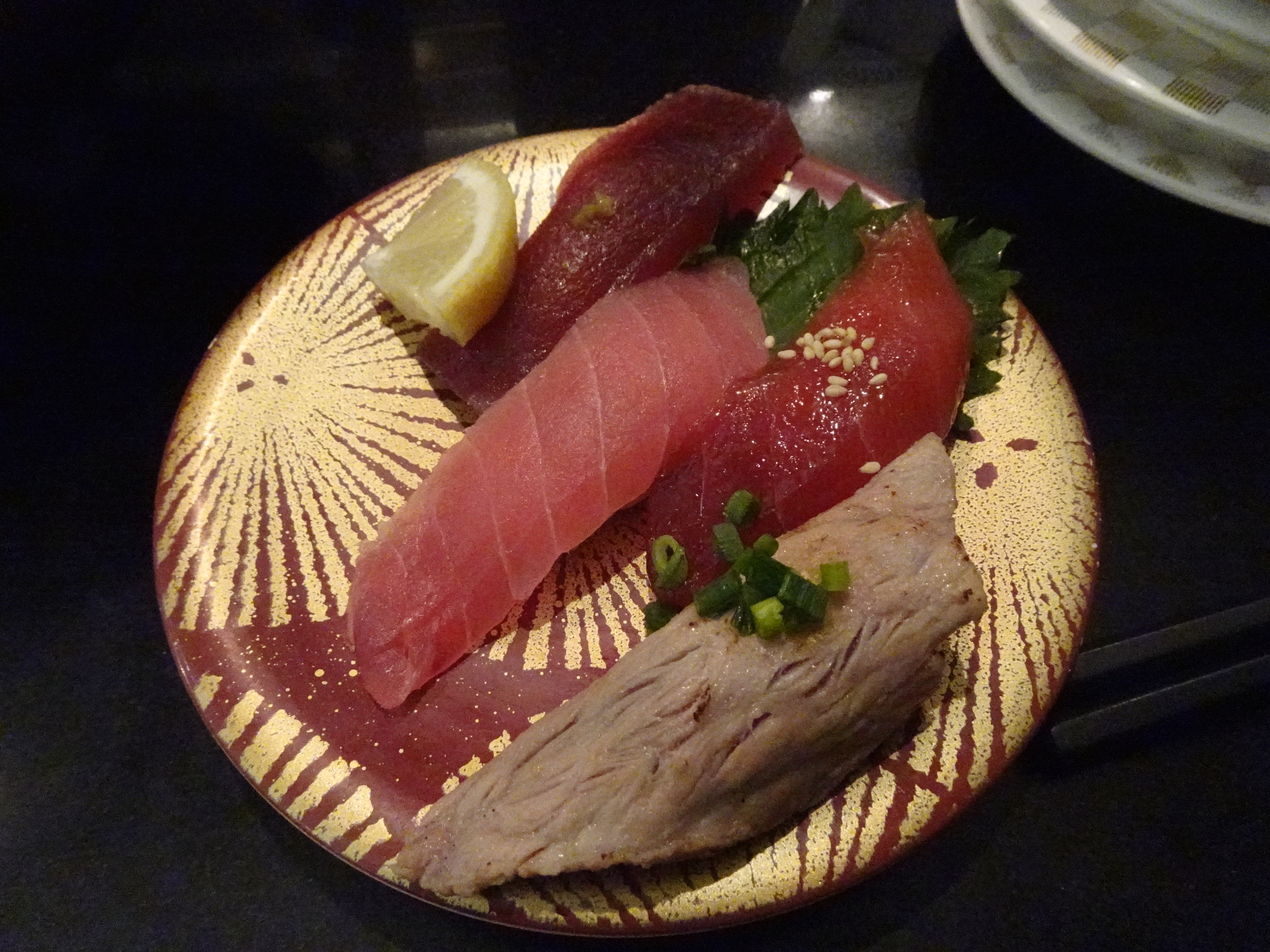 上から、塩漬けマグロ・三崎マグロ赤身・醤油漬けマグロ・三崎マグロ頬肉たたきの4点盛りの三崎マグロ四天王