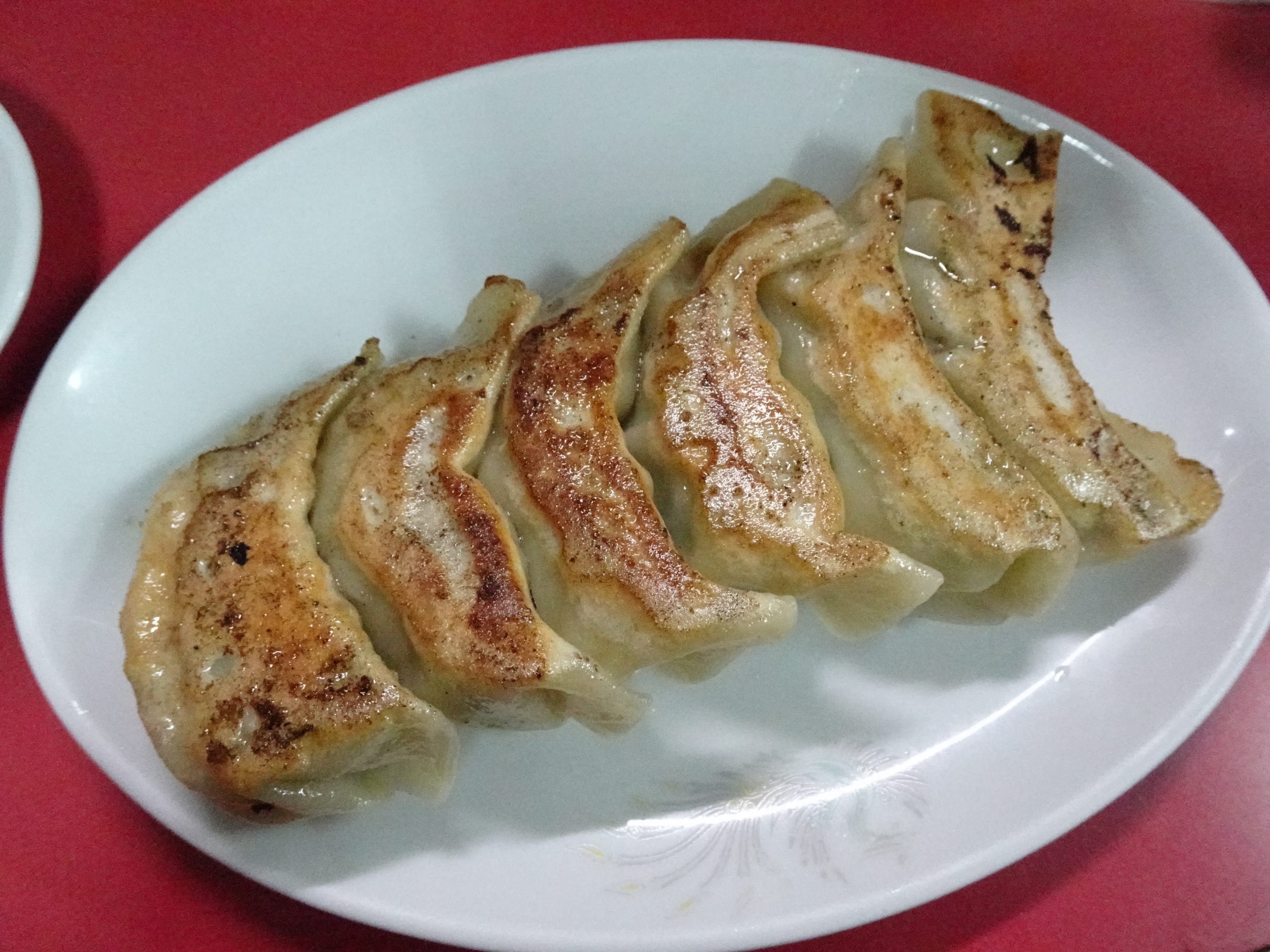 焼き餃子が1皿に6個乗っている